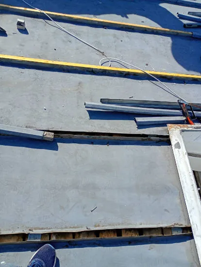 Chantier de réparation de toiture en zinc par Top Renov Toiture dans l'Essonne