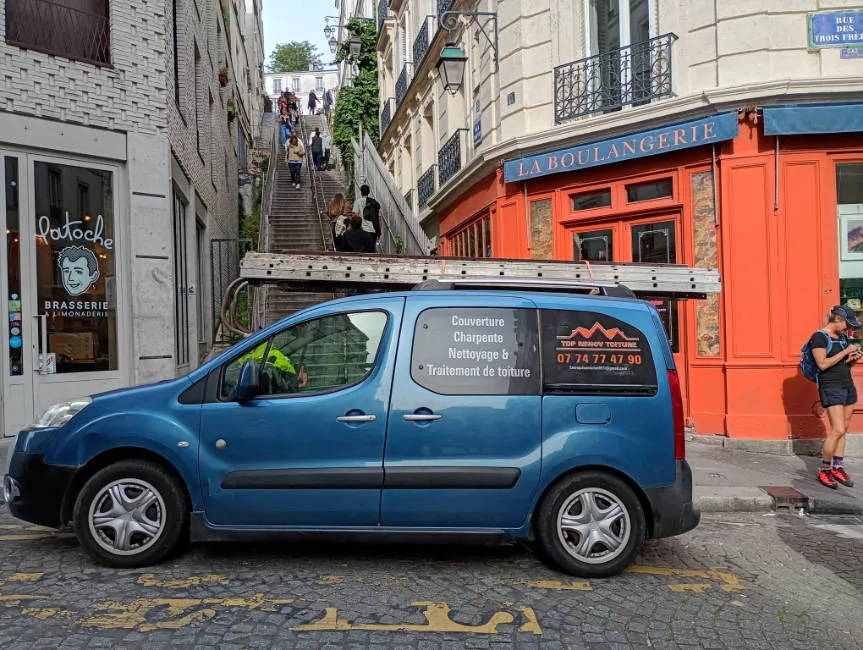 Véhicule Top Renov Toiture — Millot Michelet, artisan couvreur en intervention dans l'Essonne